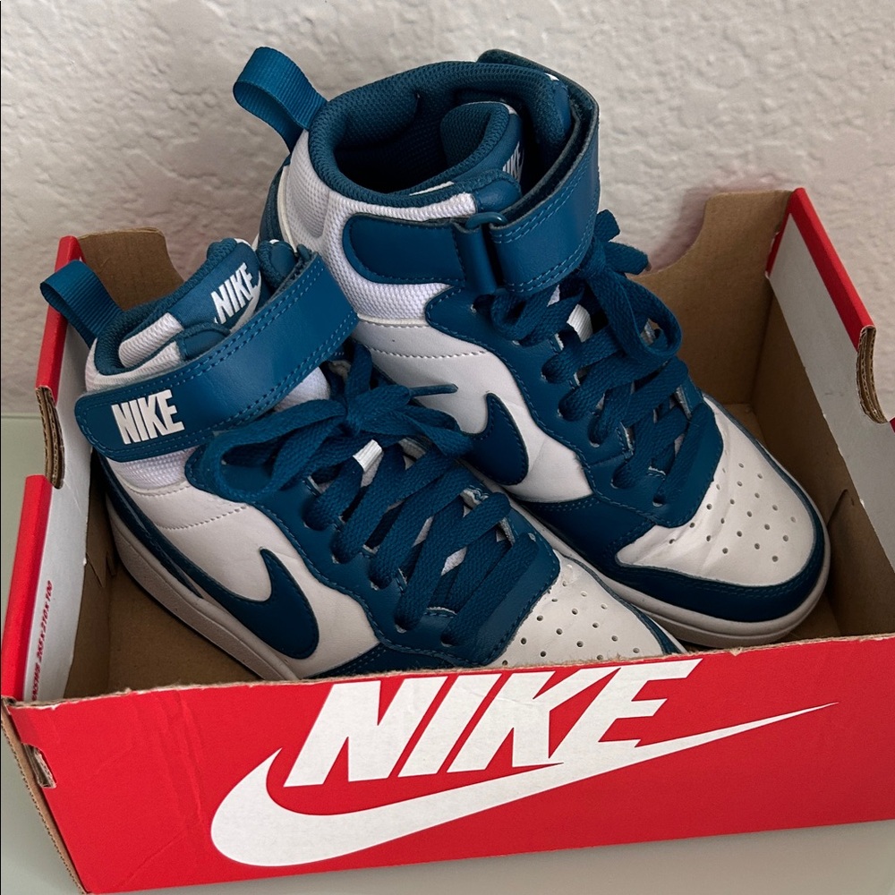 Nike Boys/Girls Sneakers Size 3.5 – White & Marina – GUC (Gently Used Condition)
